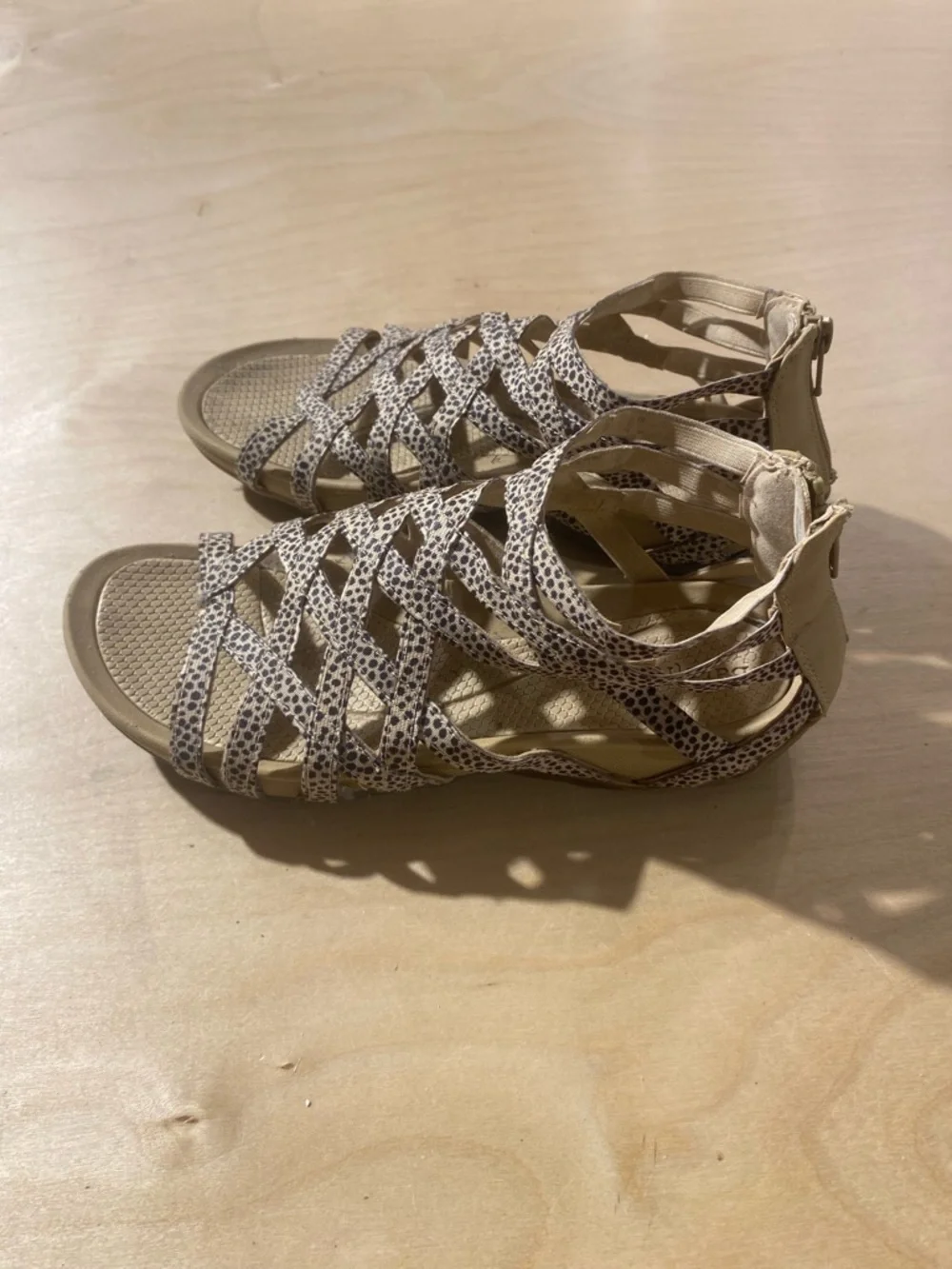 Baretraps Women's Beige Leopard Print Strappy Sandals 7M (QX)